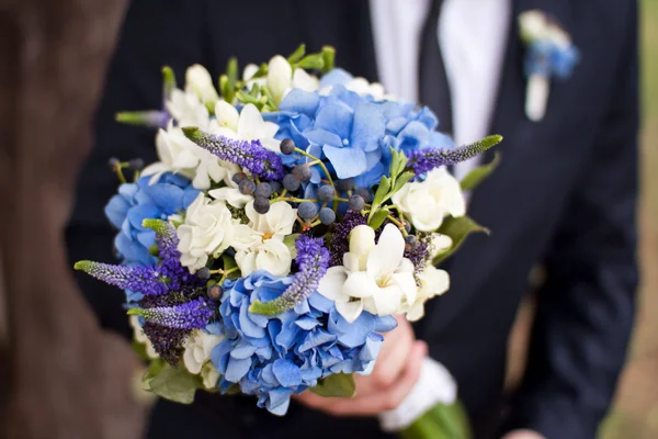 Novio con hermosas flores de boda — Foto de Stock