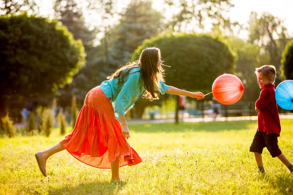 Hermosa joven madre hijo relajarse al aire libre — Foto de Stock