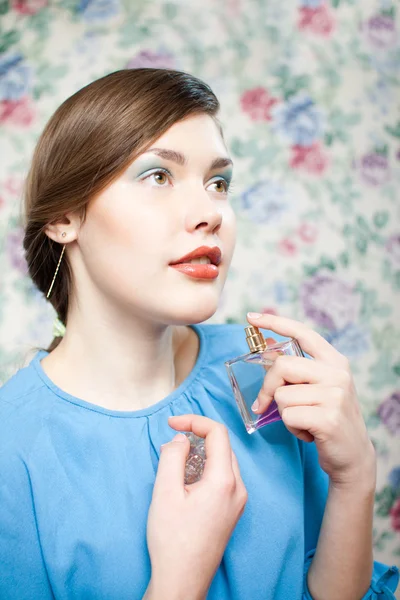 Woman with perfume — Stock Photo, Image