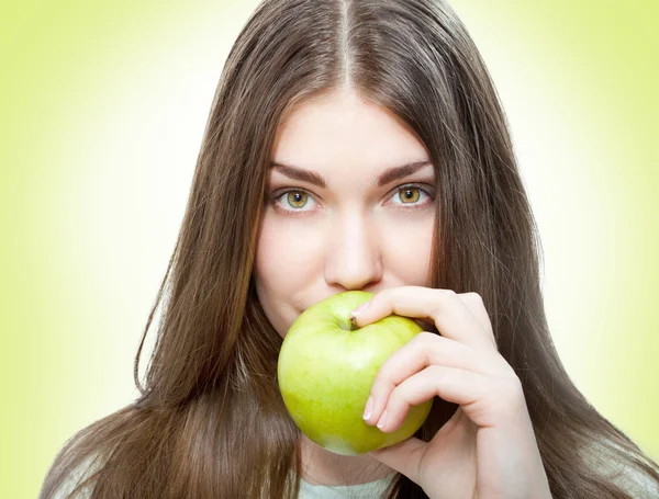 Kvinna äta grönt äpple — Stockfoto