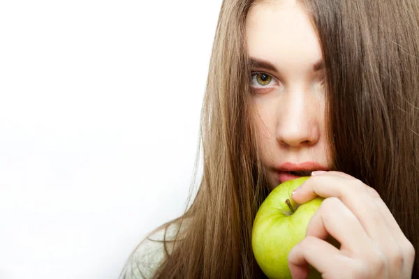 Vrouw eten groene appel — Stockfoto