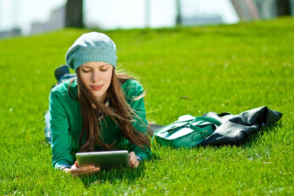 Mulher jovem usando tablet ao ar livre — Fotografia de Stock