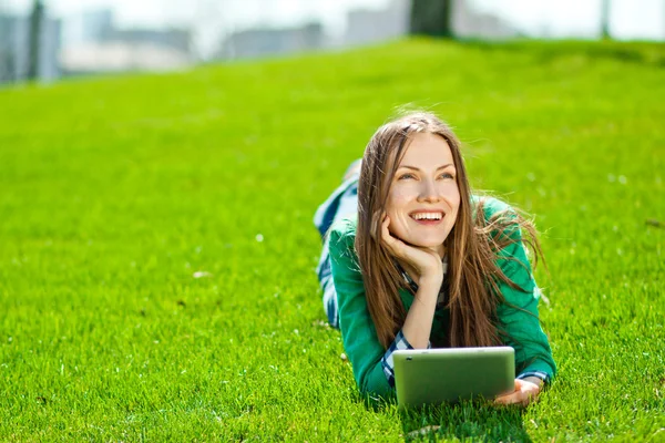 Jonge vrouw met behulp van Tablet PC buiten — Stockfoto