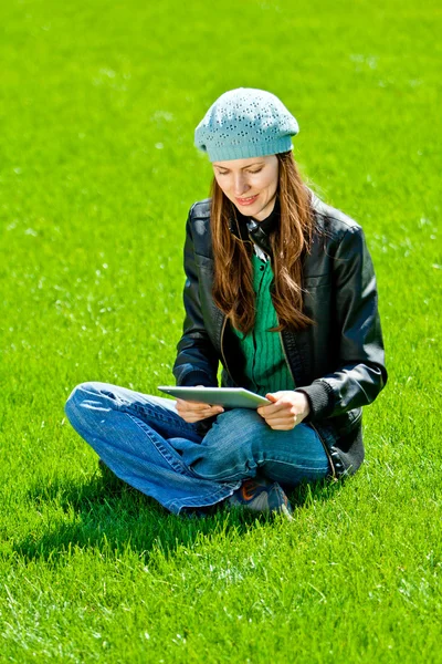 Mujer joven usando tableta al aire libre —  Fotos de Stock