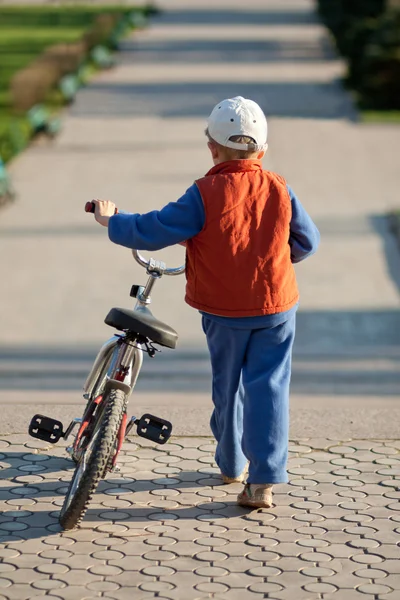 Chłopiec z roweru — Zdjęcie stockowe