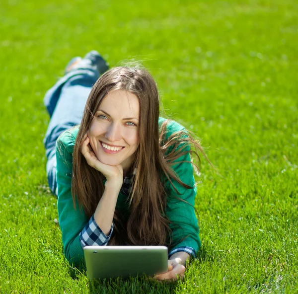 Junge Frau mit Tablet im Freien — Stockfoto