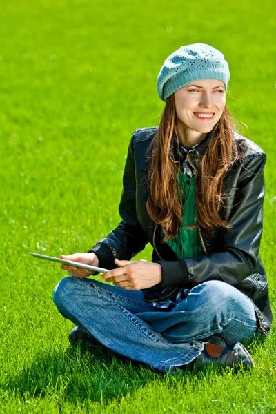 Junge Frau mit Tablet im Freien — Stockfoto