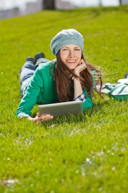 genç kadın tablet açık kullanma
