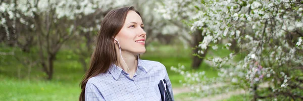 Bella donna con computer tablet — Foto Stock