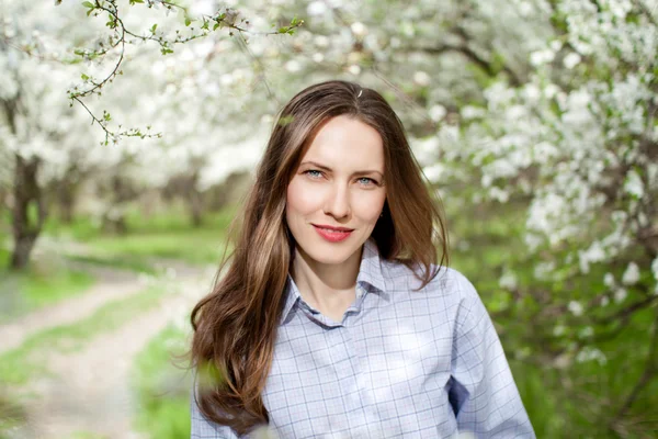 Porträt einer sinnlichen Frühlingsfrau — Stockfoto