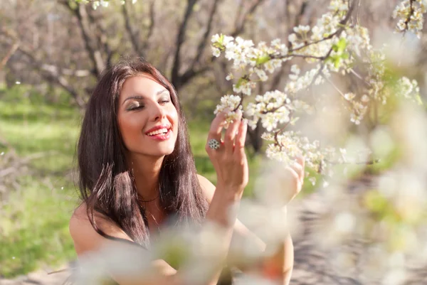 Portrait de femme de printemps sensuelle — Photo