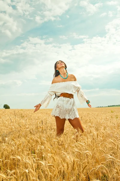 Mooie vrouw genieten van de zomerzon — Stockfoto