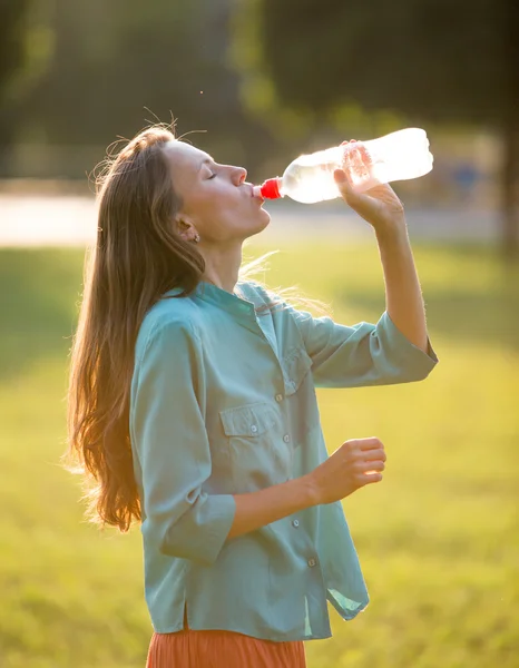 Young woman drinknig water — Stock Photo, Image