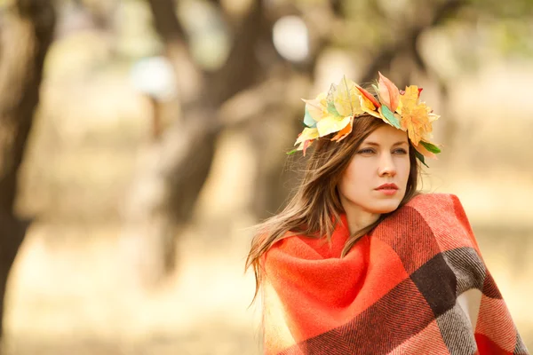 Giovane donna con foglie d'autunno — Foto Stock