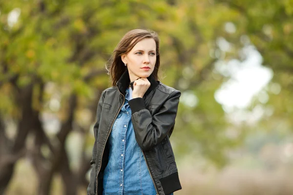 Portrait of a beautiful girl on the street — Stock Photo, Image