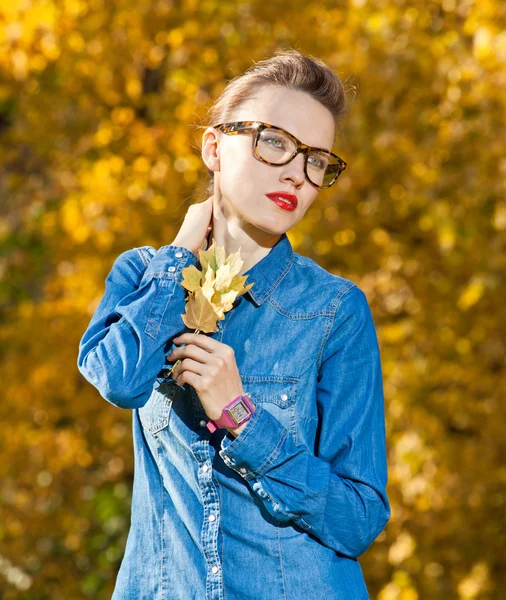 Mujer de moda caminando en el parque de otoño — Foto de Stock