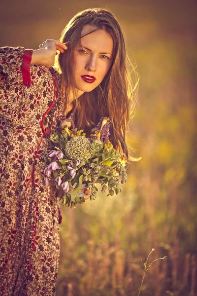 Romantická krása žena venku — Stock fotografie