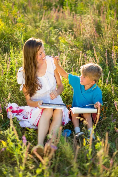 Pintura y familia divirtiéndose — Foto de Stock