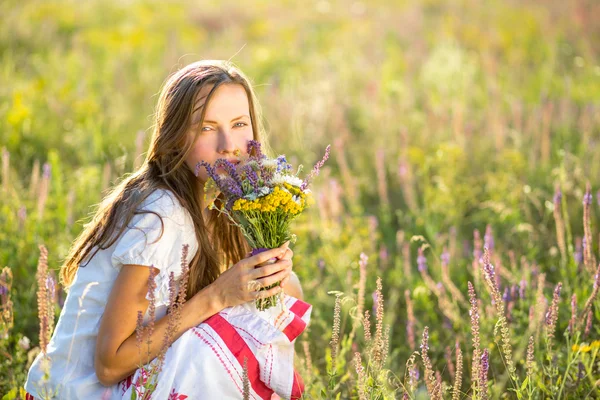 Romantisk skönhet kvinna med blommor — Stockfoto