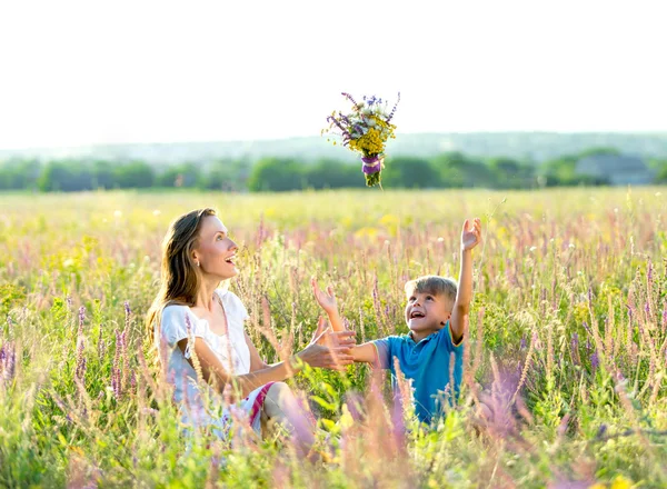 Famille s'amuser en plein air dans le parc d'été — Photo