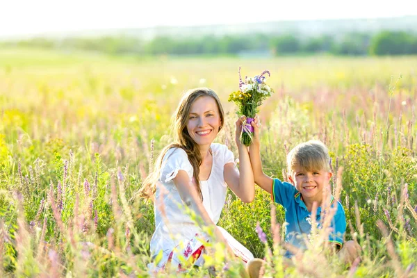 Familie vergnügt sich draußen im Sommerpark — Stockfoto