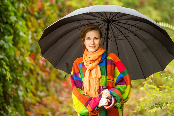 Frau mit Regenschirm — Stockfoto