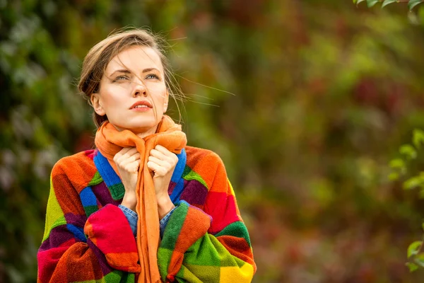 Krásná dívka v podzimním parku — Stock fotografie