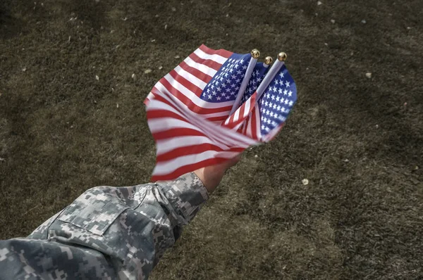 Americký Voják Drží Ruce Vlajky Oslavě Zelené Trávy Parku — Stock fotografie