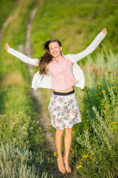 Mujer feliz disfruta de la naturaleza — Foto de Stock