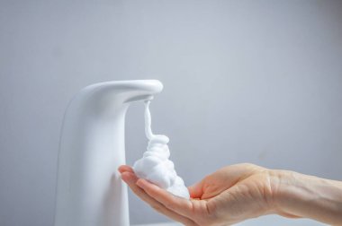 Pandemik ve hastalıkları önlemek için otomatik antiseptik çözeltisi ya da sabun makinesi ile el temizliği.