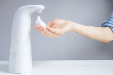 Pandemik ve hastalıkları önlemek için otomatik antiseptik çözeltisi ya da sabun makinesi ile el temizliği.