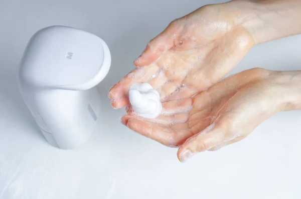 感染症や病気を防ぐために 非接触自動消毒液または石鹸ディスペンサーで手洗浄 — ストック写真