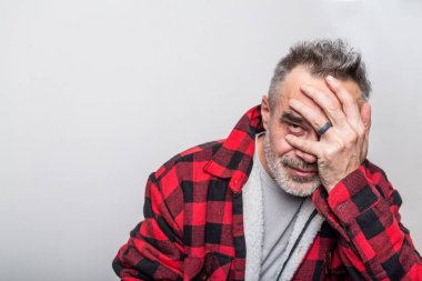 Sıcak bir bufalo giymiş bir adamın portresi Oduncu gömleğini kontrol et.