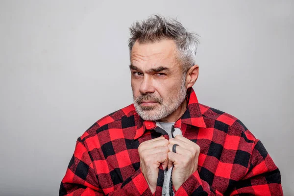 Porträt Eines Mannes Warmen Büffelkarierten Holzfällerhemd — Stockfoto