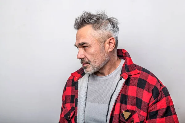 Porträt Eines Mannes Warmen Büffelkarierten Holzfällerhemd — Stockfoto