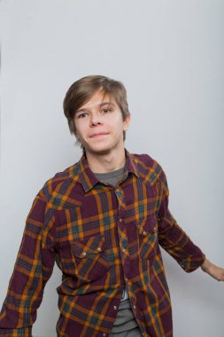 Ekose gömlekli bir gencin duygusal portresi.