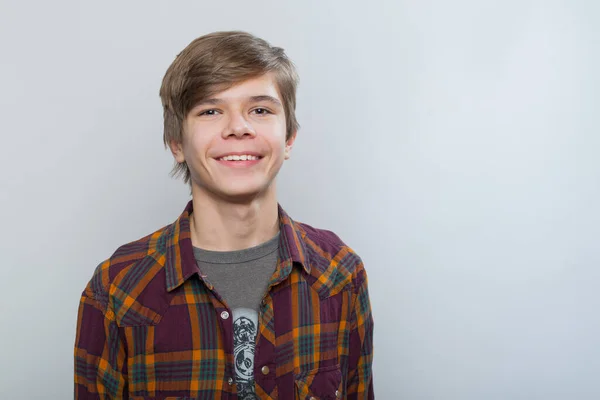 Retrato Emocional Adolescente Con Una Camisa Cuadros — Foto de Stock