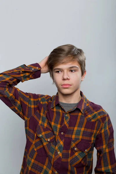 격자무늬 셔츠를 청소년의 감정적 초상화 — 스톡 사진
