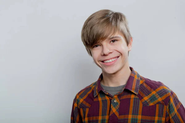 Retrato Emocional Adolescente Con Una Camisa Cuadros — Foto de Stock