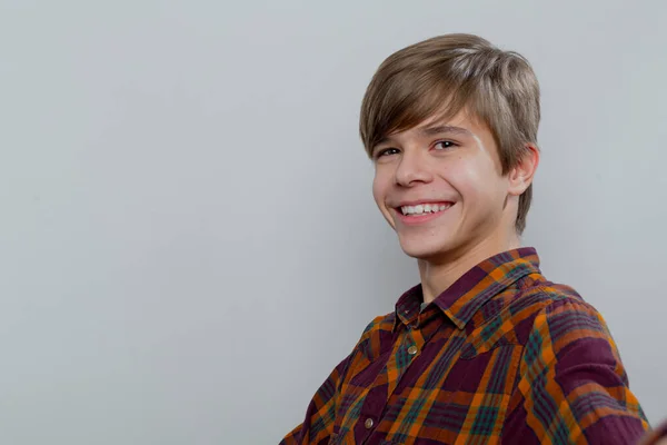 Retrato Emocional Adolescente Con Una Camisa Cuadros — Foto de Stock