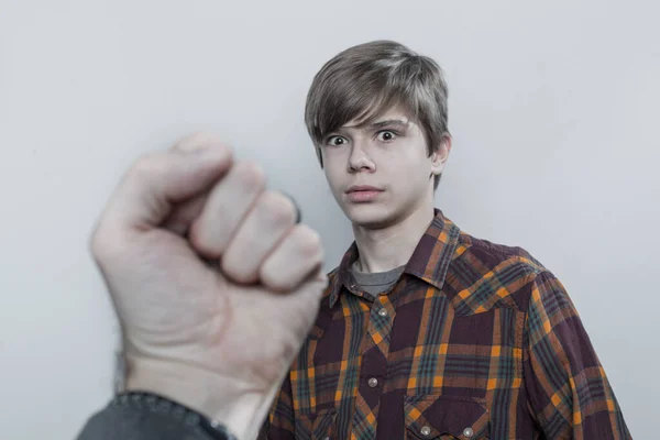 Bedreiging Van Geweld Emotioneel Portret Van Een Tiener Een Geruit Rechtenvrije Stockafbeeldingen