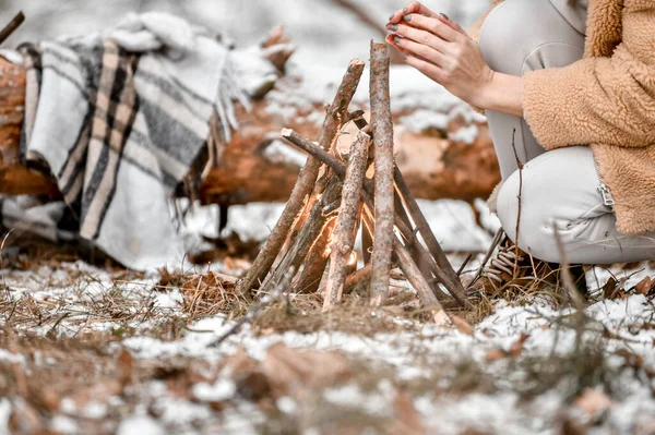 Mädchen Wärmt Sich Feuer Verschneiten Wald — Stockfoto