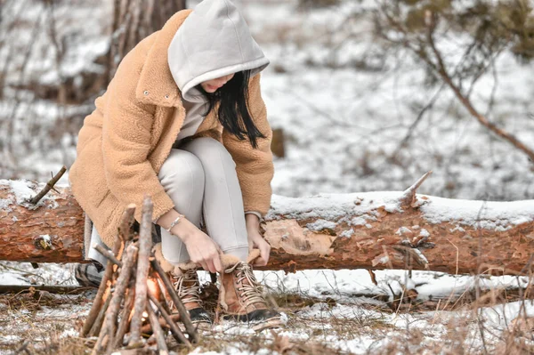 Flicka Gör Upp Eld För Att Värma Sig Snöig Skog — Stockfoto