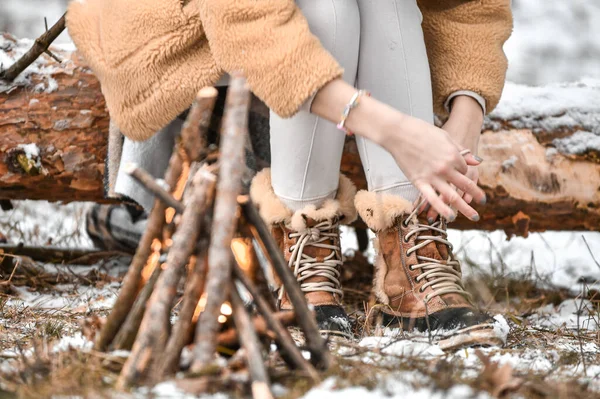 Chica Atando Sus Cordones Zapatos Bosque Nevado — Foto de Stock