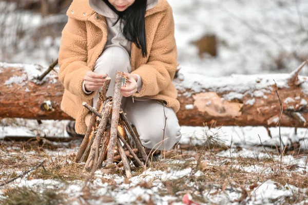 Meisje Maakt Een Vuur Zichzelf Warmen Een Besneeuwd Bos — Stockfoto