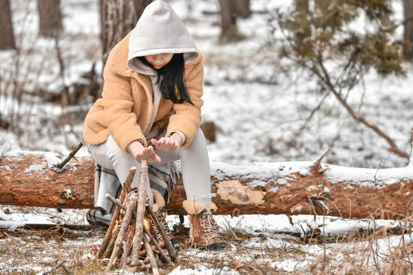 Mädchen Macht Feuer Sich Verschneiten Wald Wärmen — Stockfoto