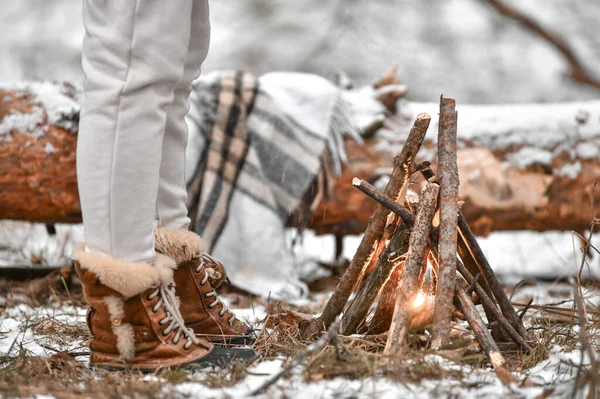 Mädchen Wärmt Sich Feuer Verschneiten Wald Stockfoto