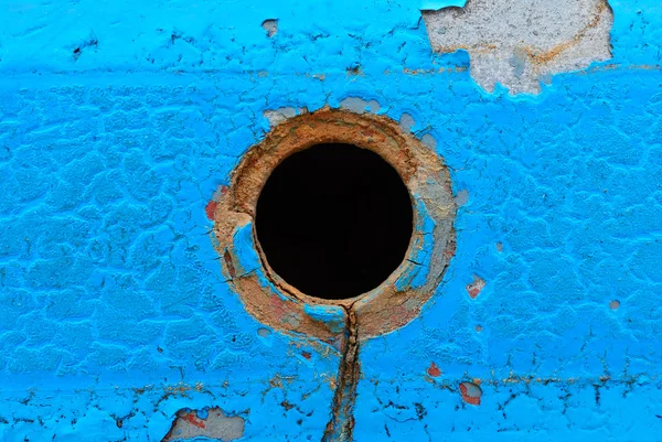 Mavi metal plaka üzerinde delik Merkezi — Stok fotoğraf
