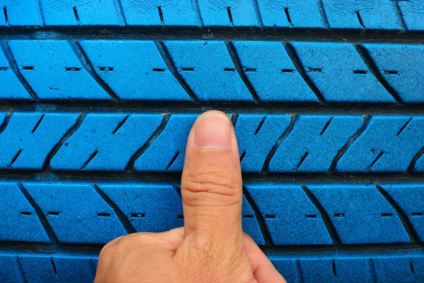 Eski mavi lastik ile parmak — Stok fotoğraf