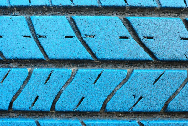 Staré pneumatiky na modré barvy — Stock fotografie